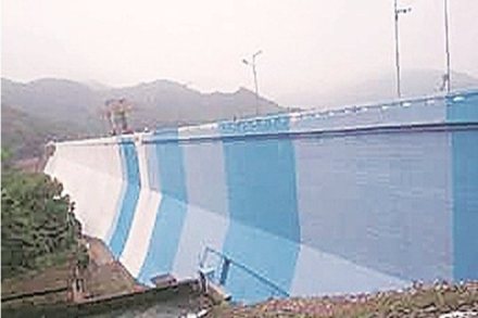 BJYM sees red as West Bengal government colours Dumka’s Massanjore dam blue and white (Image: IE)
BJYM sees red as West Bengal government colours Dumka’s Massanjore dam blue and white (Image: IE)