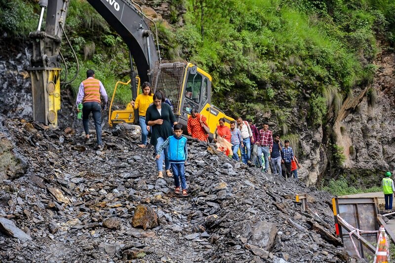 himachal pradesh weather today, himachal landslide, himachal landslide pics, uttarakhand landslide, shimla, jammu and kashmir, jammu kashmir weather today, jammu srinagar highway, jammu srinagar highway status, landslide in shimla, landslide in himachal, landslide in himachal pradesh 2018