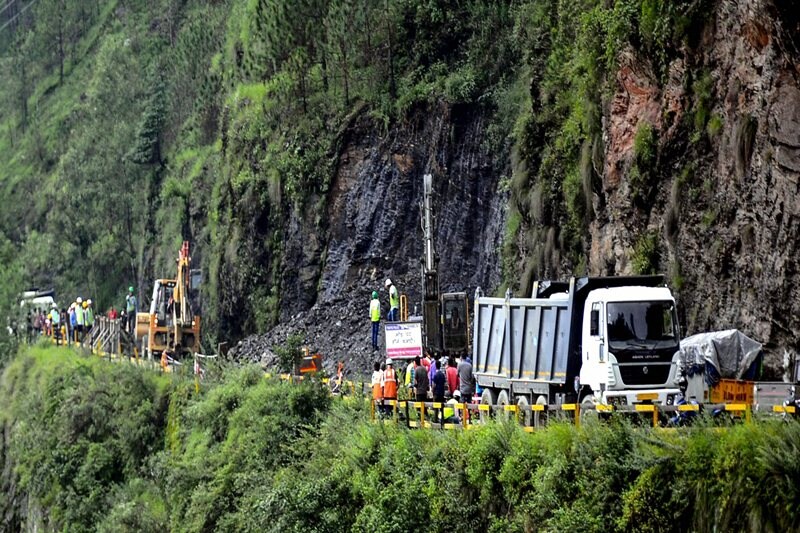 himachal pradesh weather today, himachal landslide, himachal landslide pics, uttarakhand landslide, shimla, jammu and kashmir, jammu kashmir weather today, jammu srinagar highway, jammu srinagar highway status, landslide in shimla, landslide in himachal, landslide in himachal pradesh 2018