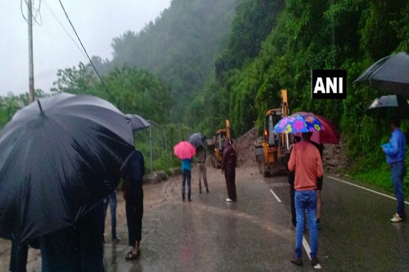 himachal pradesh weather today, himachal landslide, himachal landslide pics, uttarakhand landslide, shimla, jammu and kashmir, jammu kashmir weather today, jammu srinagar highway, jammu srinagar highway status, landslide in shimla, landslide in himachal, landslide in himachal pradesh 2018