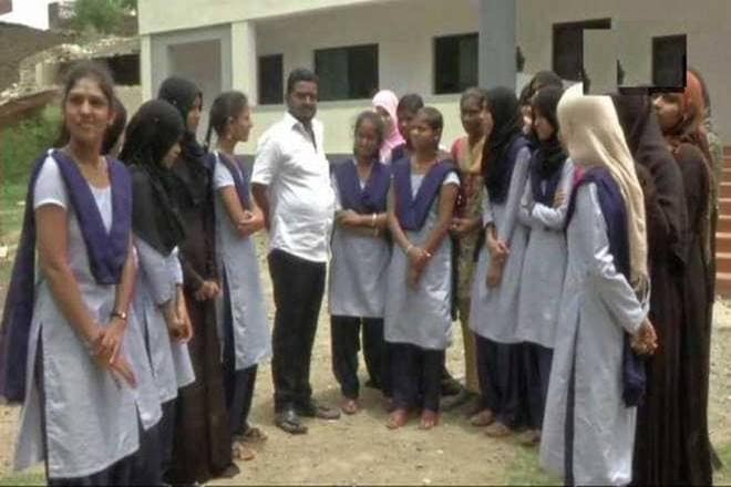karnataka, karnataka clerk, karnataka clerk pays fee of students, Kalaburagi, MPHS Government High School, india news karnataka, karnataka clerk, karnataka clerk pays fee of students, Kalaburagi, MPHS Government High School, india news