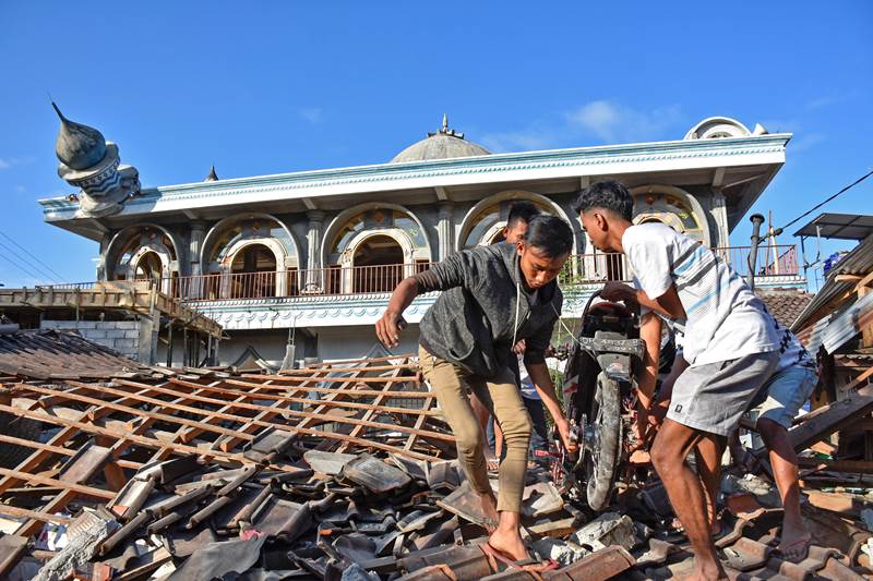 indonesia earthquake, indonesia earthquake today, indonesia earthquake today 2018, indonesia earthquake today tsunami warning, indonesia earthquake today news, indonesia earthquake today bali, lombok island, lombok earthquake, lombok indonesia, indonesia earthquake pictures, indonesia earthquake pics, indonesia earthquake news