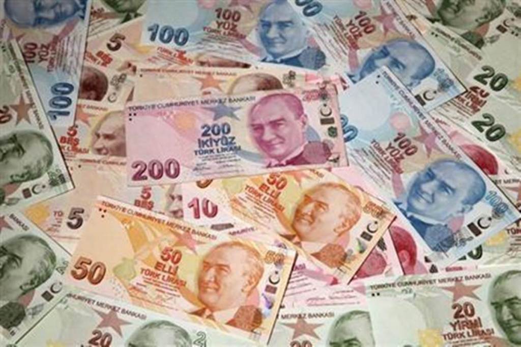 Turkey lira crashes as Trump piles on pressure Turkey lira crashes as Trump piles on pressure