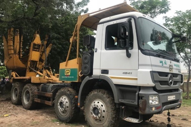 This machine, also called “Tree Spade” is an all hydraulic machine that can replant trees and bushes of all sizes and is said to be more time consuming and laborious methods. This machine, also called “Tree Spade” is an all hydraulic machine that can replant trees and bushes of all sizes and is said to be more time consuming and laborious methods.
