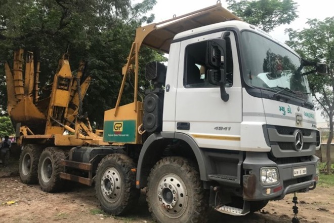This machine, also called “Tree Spade” is an all hydraulic machine that can replant trees and bushes of all sizes and is said to be more time consuming and laborious methods. This machine, also called “Tree Spade” is an all hydraulic machine that can replant trees and bushes of all sizes and is said to be more time consuming and laborious methods.