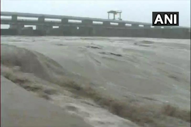 himachal pradesh rain news, rainfall in himachal pradesh, himachal pradesh rain pictures, himachal pradesh rain images, jammu tawi river flood, jammu tawi river images, jammu tawi river pics, yamuna river photos, beas river images, beas river tragedy images