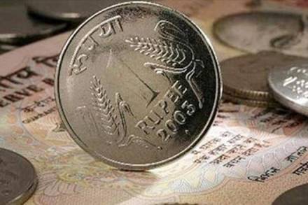 Rupee crashes further; slides by 15 paise to end at fresh lifetime low of 70.74 to dollar