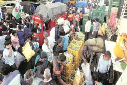 Maharashtra traders to resume ops at APMCs today, but will purchase agricultural produce at MSP only when they can afford it (File photo/IE)