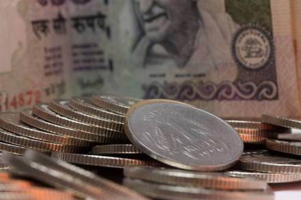 The headlines focus on the rapid decline of the rupee The headlines focus on the rapid decline of the rupee