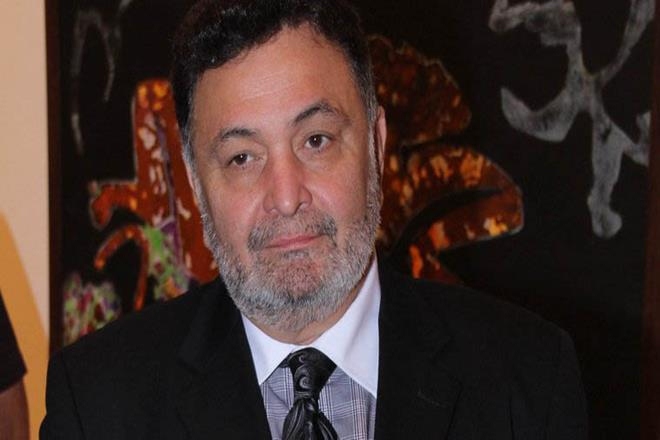 Rishi Kapoor leaves for US for medical treatment
