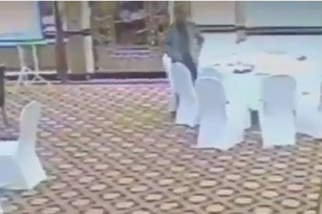 PAKISTAN official steals wallet, pak ministry official steals wallet of kuwait delegates, pakistan official steal wallet, wallet stolen by PAS official, video pakistan official stealing wallet