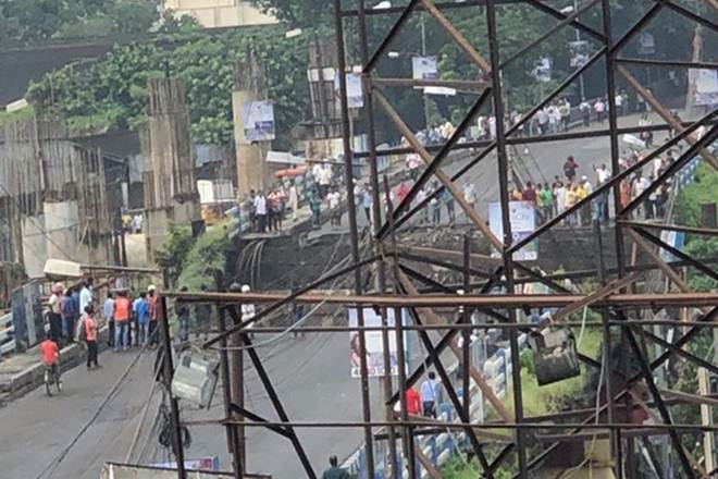 kolkata overbridge, kolkata over bridge collapse, kolkata flyover collapse, kolkata flyover, flyover in kolkata, majerhat bridge collapse, kolkata collapse, flyover collapse, kolkata bridge collapse images, bridge collapse in kolkata today, majerhat bridge collapse kolkata