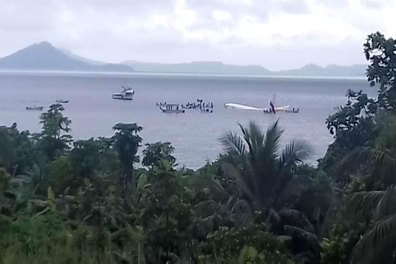 chuuk micronesia airport, micronesia airport, air niugini plane crash, air niugini flight crash land, air niugini boeing 767-300, boeing 767-300 micronesia, air niugini flight micronesia sea, air niugini micronesia, air niugini crash landing, mirconesia plane crash land
