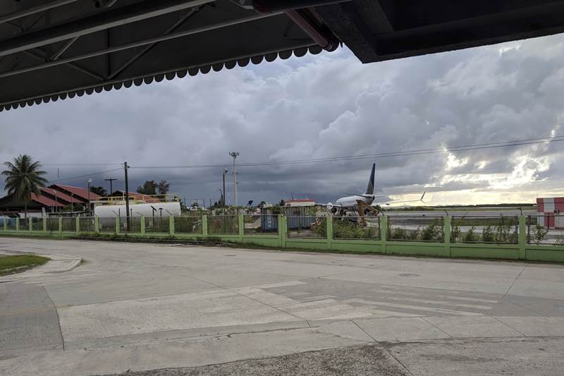 chuuk micronesia airport, micronesia airport, air niugini plane crash, air niugini flight crash land, air niugini boeing 767-300, boeing 767-300 micronesia, air niugini flight micronesia sea, air niugini micronesia, air niugini crash landing, mirconesia plane crash land