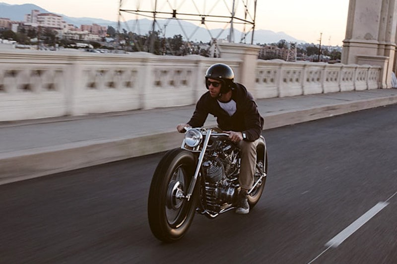 The custom built Royal Enfield has an incredible Excelsior rear tyre and at the front, there's 40-spoke 19" rim. The Musket II sounds a bit crazy with no levers on the handlebars, Max Hazan says that ride it for five minutes and it feels natural. (Photo: Pipeburn)
