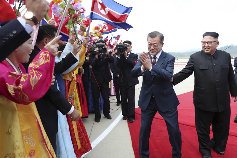kim moon second summit, kim moon summit, pyongyang summit 2018, south korea north korea relations, south korea north korea summit, south korea and north korea summit 2018, pyongyang meeting, kim jong un and moon jae in meeting, kim jong un, moon jae in, kim jong un moon jae in summit, kim jong un moon jae in handshake, kim jong un moon jae in hug, kim jong un and moon jae in photos