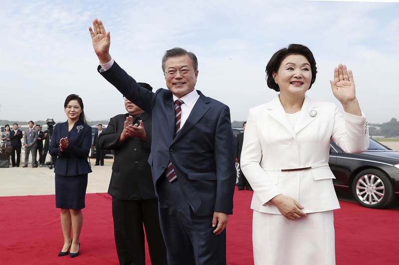 kim moon second summit, kim moon summit, pyongyang summit 2018, south korea north korea relations, south korea north korea summit, south korea and north korea summit 2018, pyongyang meeting, kim jong un and moon jae in meeting, kim jong un, moon jae in, kim jong un moon jae in summit, kim jong un moon jae in handshake, kim jong un moon jae in hug, kim jong un and moon jae in photos
