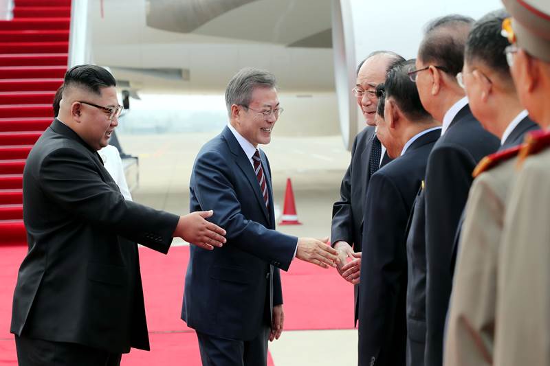 kim moon second summit, kim moon summit, pyongyang summit 2018, south korea north korea relations, south korea north korea summit, south korea and north korea summit 2018, pyongyang meeting, kim jong un and moon jae in meeting, kim jong un, moon jae in, kim jong un moon jae in summit, kim jong un moon jae in handshake, kim jong un moon jae in hug, kim jong un and moon jae in photos