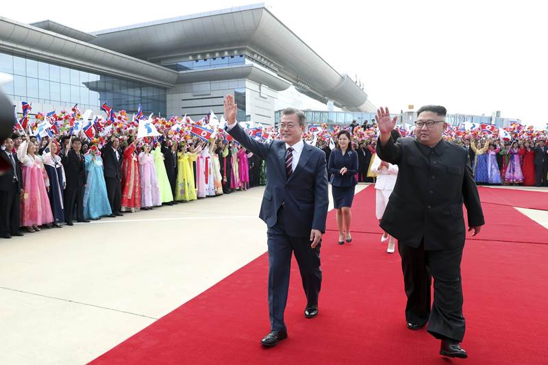 kim moon second summit, kim moon summit, pyongyang summit 2018, south korea north korea relations, south korea north korea summit, south korea and north korea summit 2018, pyongyang meeting, kim jong un and moon jae in meeting, kim jong un, moon jae in, kim jong un moon jae in summit, kim jong un moon jae in handshake, kim jong un moon jae in hug, kim jong un and moon jae in photos