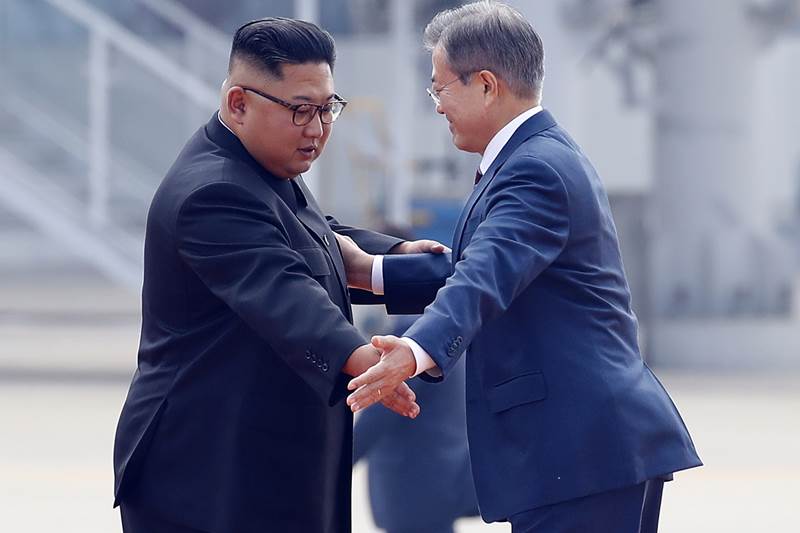 kim moon second summit, kim moon summit, pyongyang summit 2018, south korea north korea relations, south korea north korea summit, south korea and north korea summit 2018, pyongyang meeting, kim jong un and moon jae in meeting, kim jong un, moon jae in, kim jong un moon jae in summit, kim jong un moon jae in handshake, kim jong un moon jae in hug, kim jong un and moon jae in photos