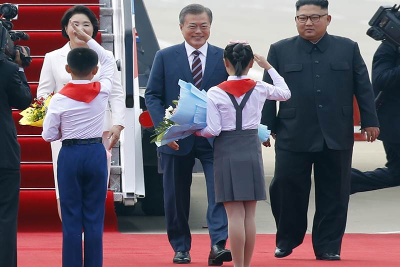 kim moon second summit, kim moon summit, pyongyang summit 2018, south korea north korea relations, south korea north korea summit, south korea and north korea summit 2018, pyongyang meeting, kim jong un and moon jae in meeting, kim jong un, moon jae in, kim jong un moon jae in summit, kim jong un moon jae in handshake, kim jong un moon jae in hug, kim jong un and moon jae in photos