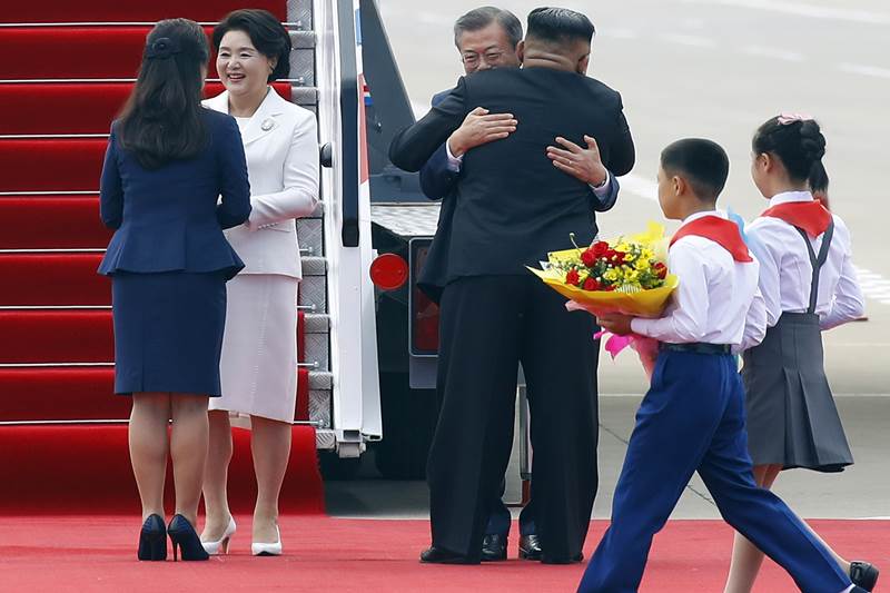 kim moon second summit, kim moon summit, pyongyang summit 2018, south korea north korea relations, south korea north korea summit, south korea and north korea summit 2018, pyongyang meeting, kim jong un and moon jae in meeting, kim jong un, moon jae in, kim jong un moon jae in summit, kim jong un moon jae in handshake, kim jong un moon jae in hug, kim jong un and moon jae in photos