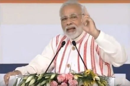 आयुष्मान भारत योजना की लॉन्चिंग के दौरान पीएम मोदी ने कांग्रेस पर निशाना साधा. उन्होंने कहा कि कांग्रेस ने गरीबों की आंखों में धूल झोंकी है.