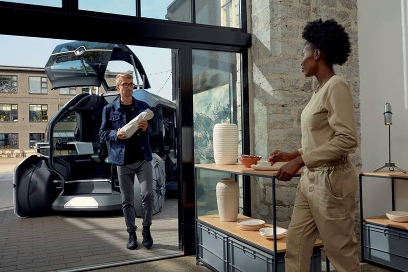 Having the task of driving handed over to the transport vehicle, the concierge can better focus on supervising the delivery and the robo-pods, personalising and customising service. Renault believes that people will be an integral part of transport activities for a long time in the future.