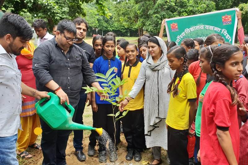delhi plantation drive, mega tree plantation drive, delhi tree plantation, tree plantation day photos, arvind kejriwal, tree plantation in delhi, tree plantation campaign delhi