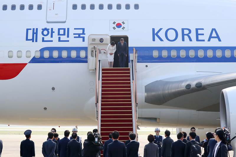 kim moon second summit, kim moon summit, pyongyang summit 2018, south korea north korea relations, south korea north korea summit, south korea and north korea summit 2018, pyongyang meeting, kim jong un and moon jae in meeting, kim jong un, moon jae in, kim jong un moon jae in summit, kim jong un moon jae in handshake, kim jong un moon jae in hug, kim jong un and moon jae in photos