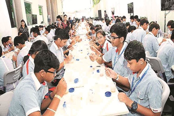 550 students set new Guinness World Record by extracting DNA from bananas (Image: PIB) 550 students set new Guinness World Record by extracting DNA from bananas (Image: PIB)