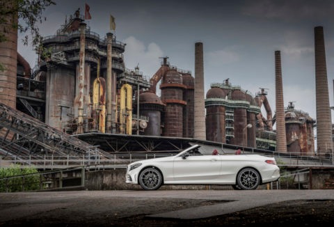 Mercedes-Benz C300 Cabriolet, designo diamantweiß bright, designo Leder Nappa bengalrot/schwarz.;Kraftstoffverbrauch kombiniert: 7,1-6,7 l/100 km; CO2-Emissionen kombiniert: 163-153 g/km*

Mercedes-Benz C300 Cabriolet, designo diamond white bright, designo nappa leather bengal red/black.;Fuel consumption combined: 7.1-6.7l/100 km; Combined CO2 emissions: 163-153 g/km*