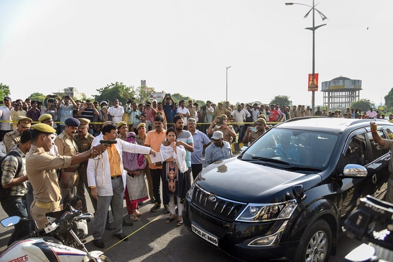 vivek tiwari apple, vivek tiwari news, vivek tiwari lucknow, vivek tiwari wife photos, vivek tiwari and sana, lucknow vivek tiwari, vivek tiwari car, prashant chaudhary, gomti nagar, who is sana khan, sana khan, lucknow case, kalpana tiwari