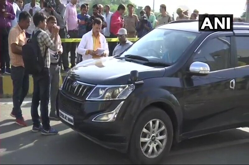 vivek tiwari apple, vivek tiwari news, vivek tiwari lucknow, vivek tiwari wife photos, vivek tiwari and sana, lucknow vivek tiwari, vivek tiwari car, prashant chaudhary, gomti nagar, who is sana khan, sana khan, lucknow case, kalpana tiwari