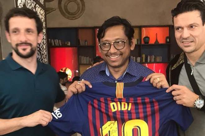 mamata banerjee, mamata banerjee messi jersey, mamata banerjee lionel messi, messi jersey, barcelona, mamata banerjee messi