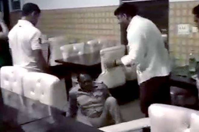 BJP counselor, BJP counselor thrashed inspector, police sub-inspector, BJP meerut counselor, BJP counselor hit police BJP counselor, BJP counselor thrashed inspector, police sub-inspector, BJP meerut counselor, BJP counselor hit police