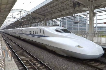 China will soon have a new high-speed train that can clock speeds of 1000 kmph!