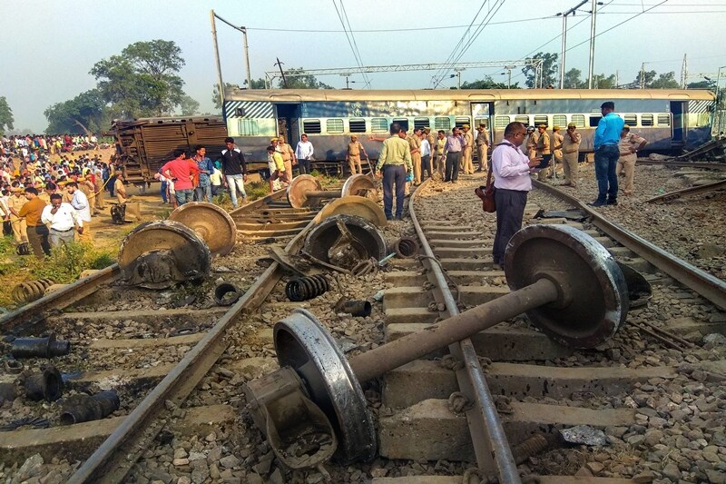 rae bareli train accident, raebareli train accident today, raebareli train accident, raebareli new farakka express, farakka express derailment, farakka express accident, raebareli train hadsa, raebareli train video, raebareli train accident images