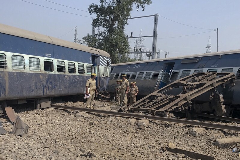 rae bareli train accident, raebareli train accident today, raebareli train accident, raebareli new farakka express, farakka express derailment, farakka express accident, raebareli train hadsa, raebareli train video, raebareli train accident images