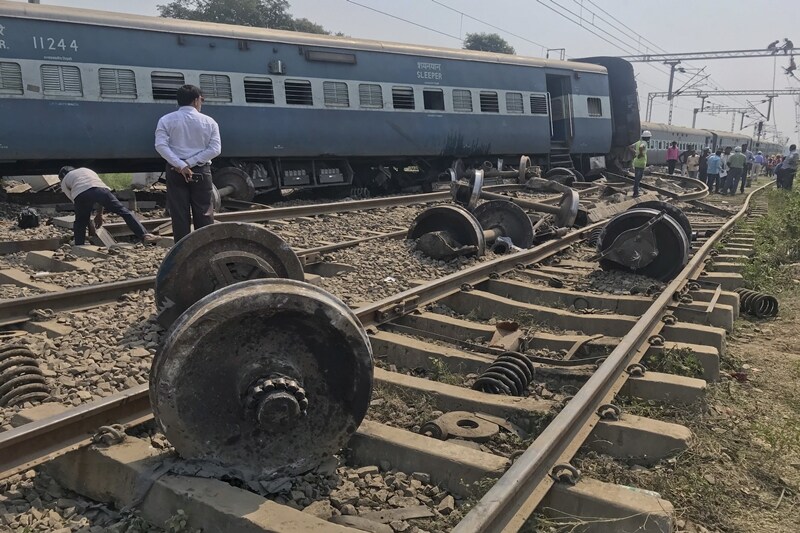 rae bareli train accident, raebareli train accident today, raebareli train accident, raebareli new farakka express, farakka express derailment, farakka express accident, raebareli train hadsa, raebareli train video, raebareli train accident images