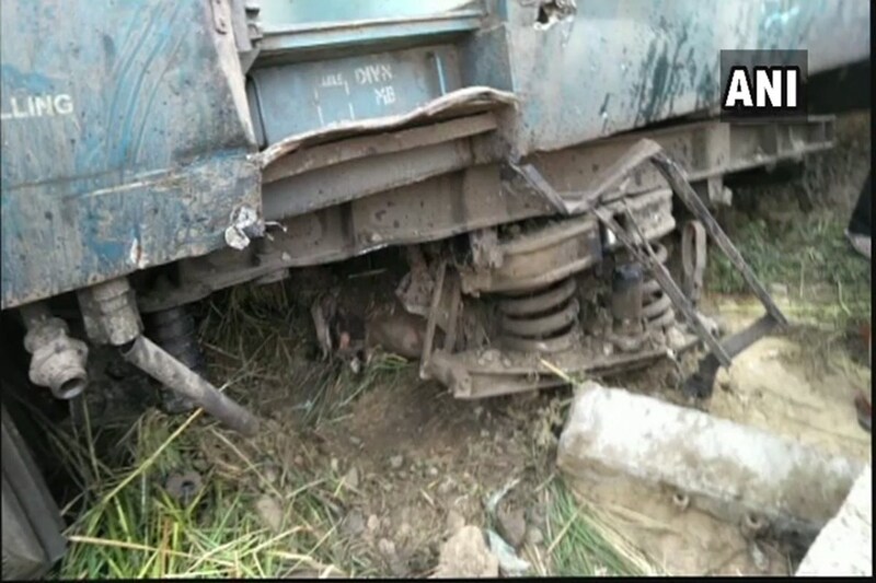rae bareli train accident, raebareli train accident today, raebareli train accident, raebareli new farakka express, farakka express derailment, farakka express accident, raebareli train hadsa, raebareli train video, raebareli train accident images