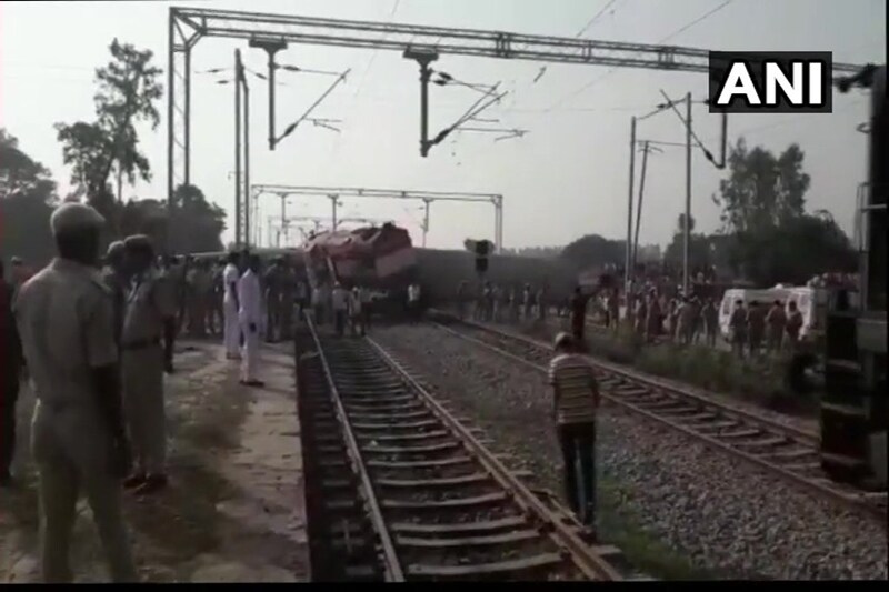 rae bareli train accident, raebareli train accident today, raebareli train accident, raebareli new farakka express, farakka express derailment, farakka express accident, raebareli train hadsa, raebareli train video, raebareli train accident images
