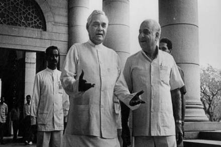 Madan Lal Khurana (right) served as the Parliamentary Affairs and Tourism Minister in the Vajpayee government. (IE)