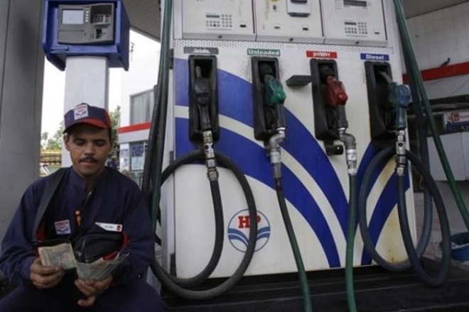 Because of high price in Delhi and low prices in states like UP and Haryana, customers are deserting the petrol pumps in Delhi leading to huge drop in sales. (Reuters)