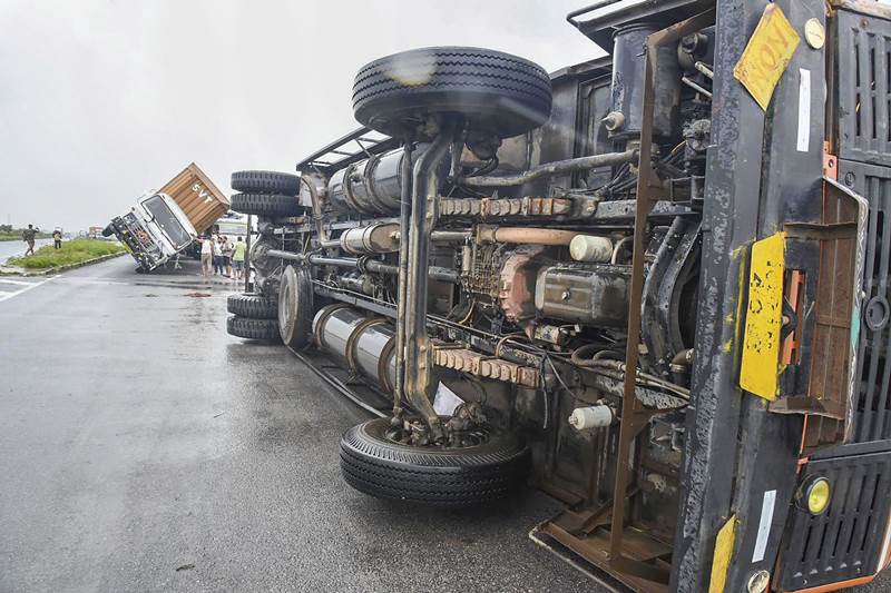odisha cyclone 2018, cyclone titli images, cyclone titli path, cyclone titli kolkata, cyclone titli news, cyclone titli update, cyclone titli current status, cyclone titli update news, cyclone in odisha today, picture of cyclone in odisha, images of cyclone in odisha, pics of cyclone in odisha, andhra pradesh cyclone 2018