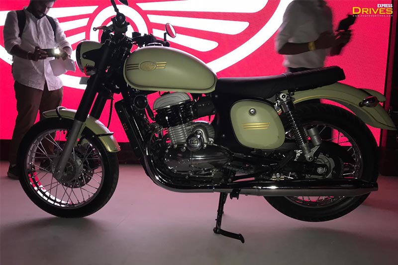 Second up is the Jawa 42. This one is the most affordable of the three motorcycles that the company has launched in India. Showcased in an off-beat yellow shade at the launch venue, the Jawa 42 gets slightly different styling than the ‘Jawa’ that sits above it.