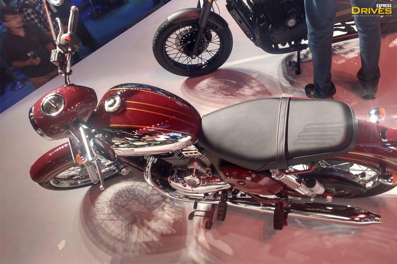Jawa gets a significant amount of chrome on the fuel tank and the twin exhaust set up. This will definitely remind you of the original Jawa and will put you in the nostalgia mode.