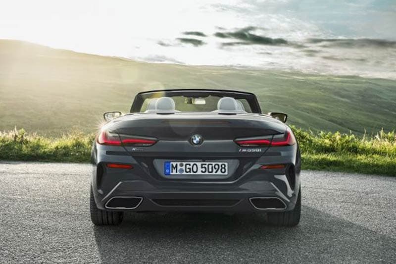 BMW 8 Series gets a soft-top roof with fully electric convertible roof. Roof opens and closes in 15 seconds at the touch of a button and when travelling at up to 50 km/h. Soft-top in Black as standard or Anthracite Silver effect as an option.