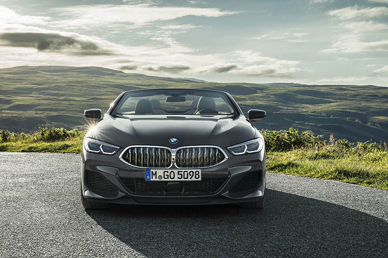 The exterior design of the new BMW 8 Series is based on the new BMW design language that gets the old BMW proportions but aggressive flowing lines along the sides of the car and the taut soft-top gives it a distinctive “deck” silhouette.