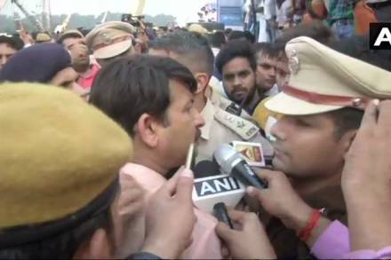signature brige, manoj tiwari, manoj tiwary, manoj tiwari scuffles with aap, aam aadmi party, aap, manoj tiwari scuffles with aap